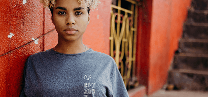 Jovem empreendedora representando o movimento comunitário urbano