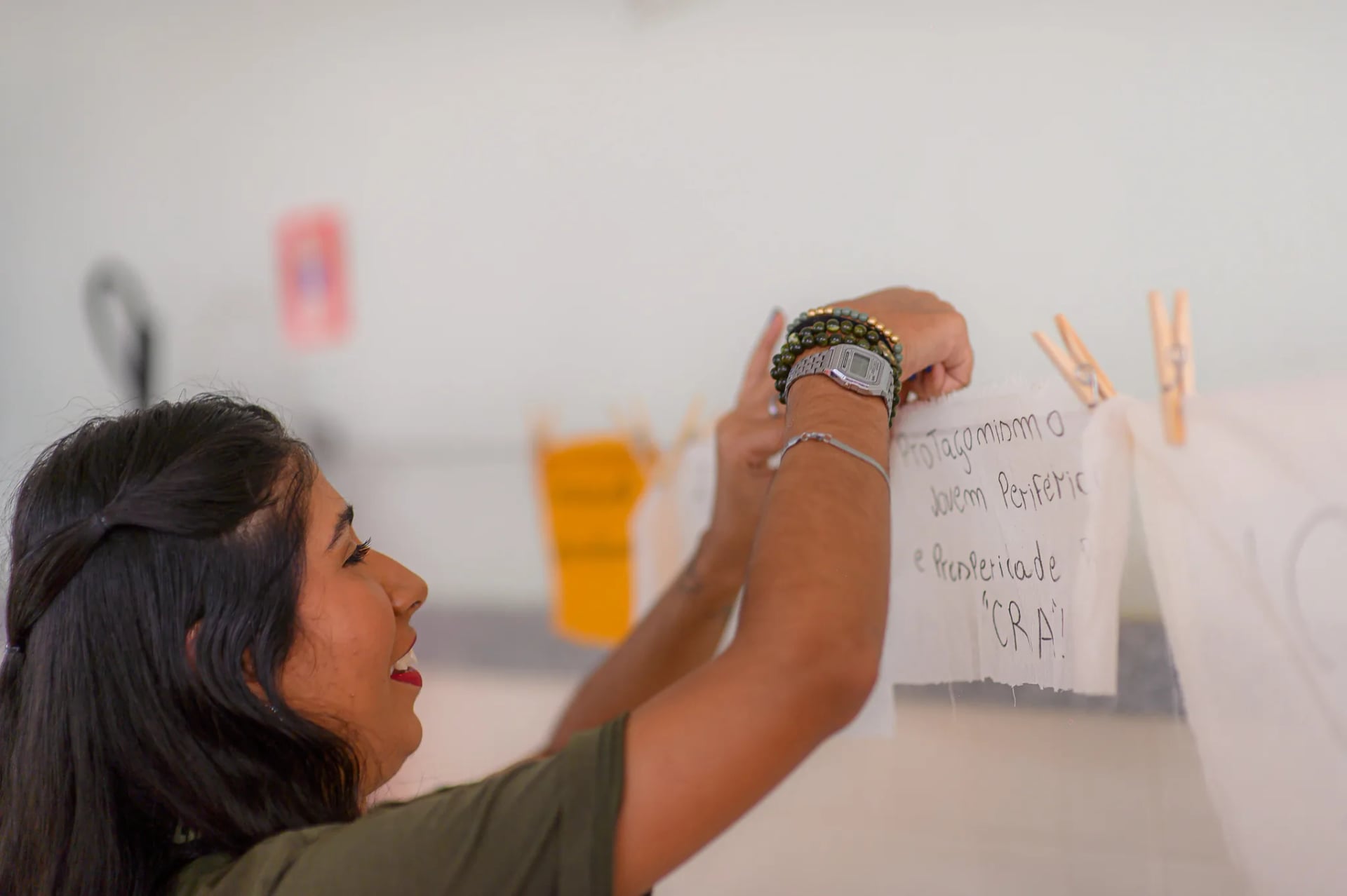 Jovem empreendedora representando o movimento comunitário urbano