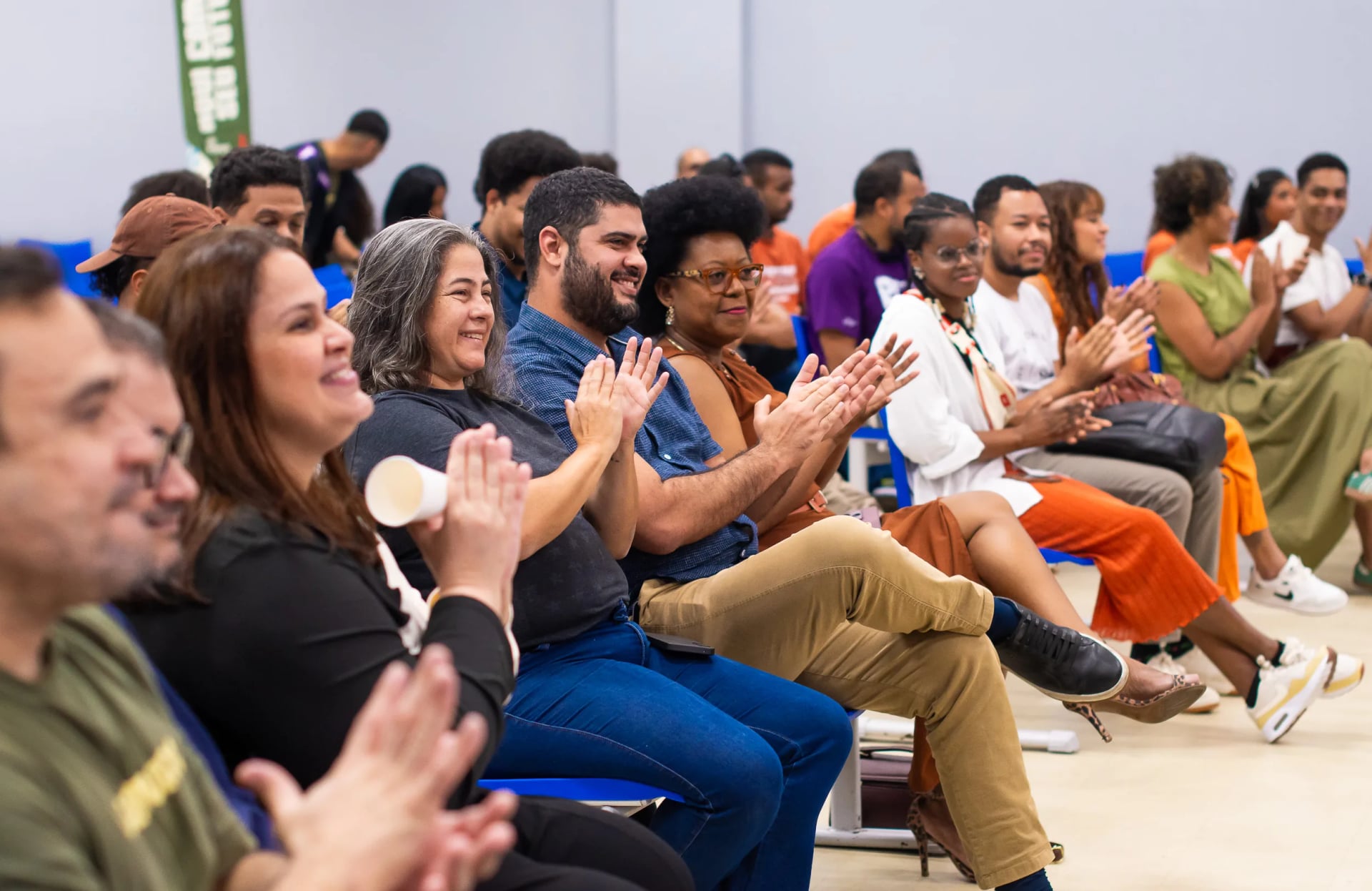 Mulher profissional participando de evento de desenvolvimento e capacitação